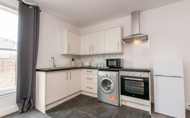 3 Bed Flat in Pedestrianized High Street