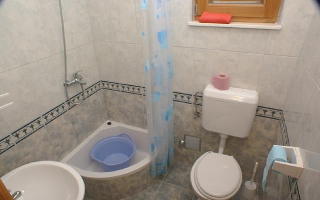 Apartment Niko - 50 m from pebble beach: A5 Prizemlje Pisak, Riviera Omis