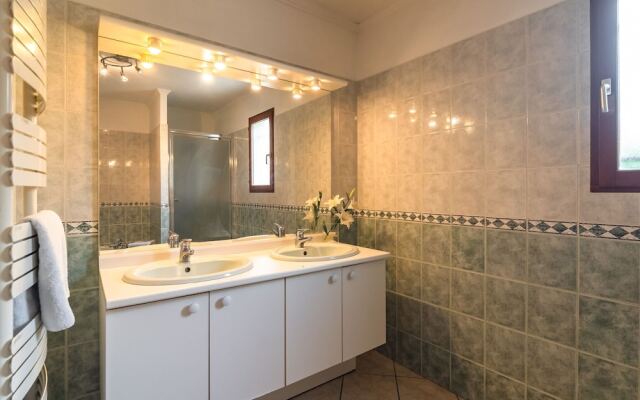 Superb Villa In Olonzac With Swimming Pool Close To Lake