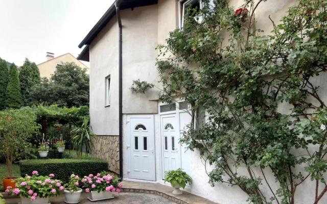 Modern&Cozy Bosnian house with GARDEN+FREE parking