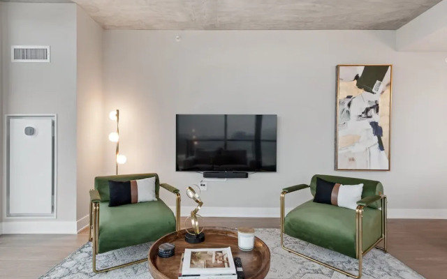 West Loop High-end 2BR Walkable City Views