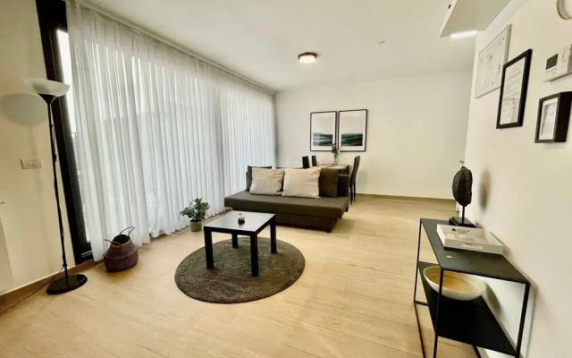 Modern 1BR Near Diamond District by Oneluxstay