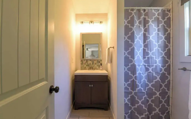 Plum Perfect Hideaway by Avantstay Near Downtown