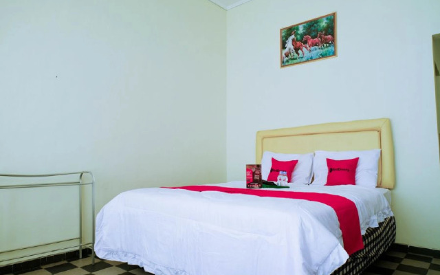 RedDoorz near STAB Syailendra Kopeng