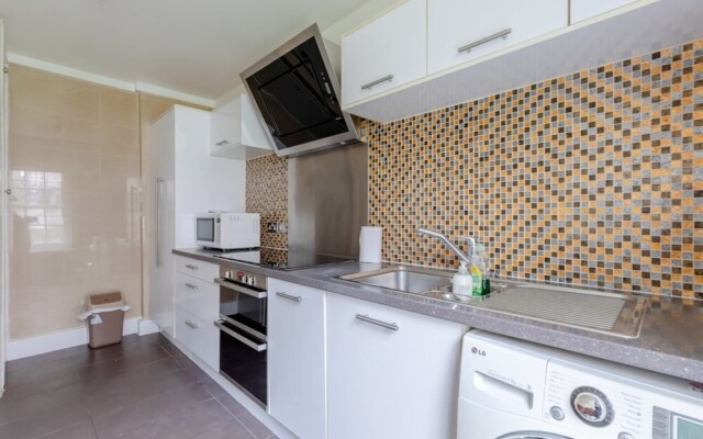 Inviting 2BD Flat 15 Minutes From Regents Park!