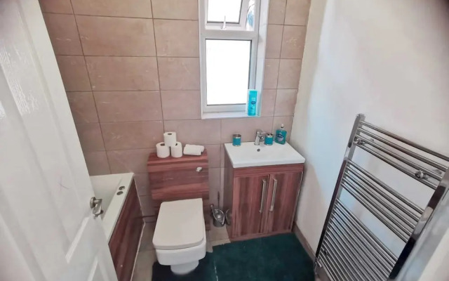 Charming 4-bed House in Manchester