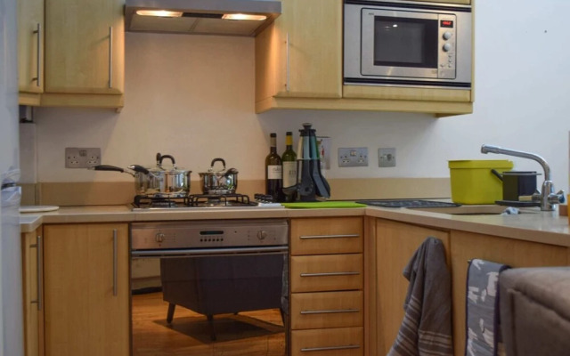 Pleasant, Intimate Flat With Backyard in Battersea