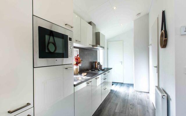 Modern chalet with a dishwasher, located in Park De Veluwe