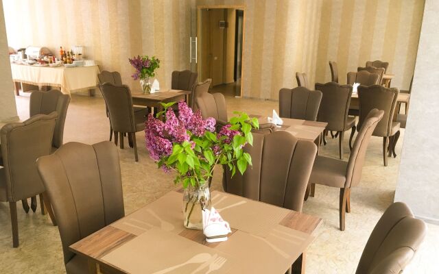 L Plaza Hotel