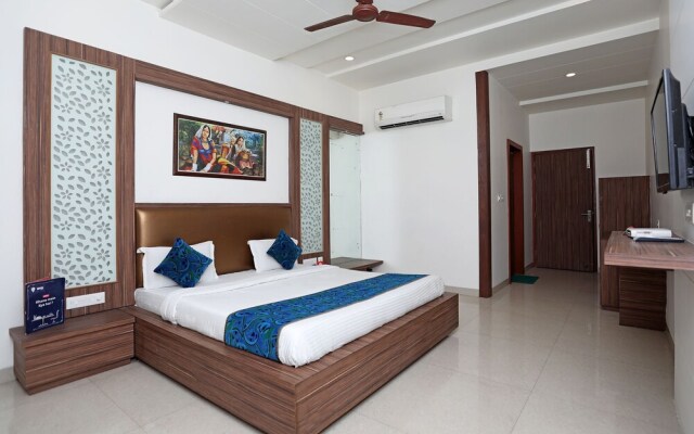 OYO 10343 Hotel Heera Foods