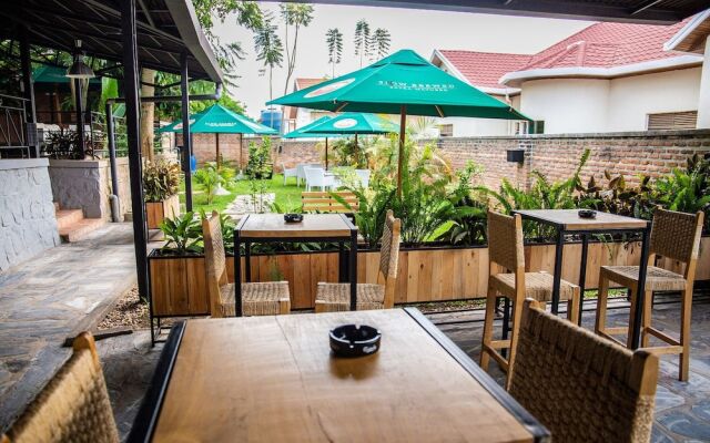 La Villa Cafe & Suites