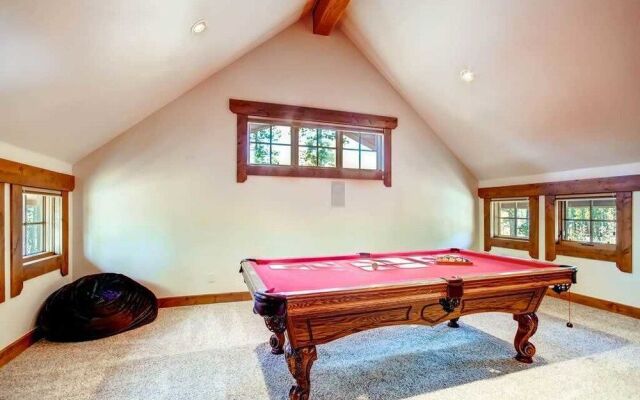 Hatari Lodge 5 Bedroom Home by RedAwning