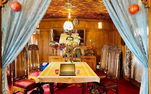 Howrah Houseboats in Srinagar