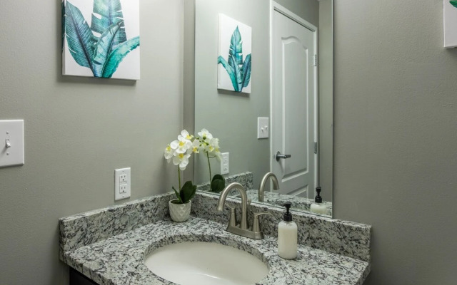 Large 2BR Apt Near Perk Plaza
