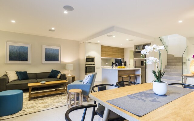 Executive 2 Storey Apartment with Pool