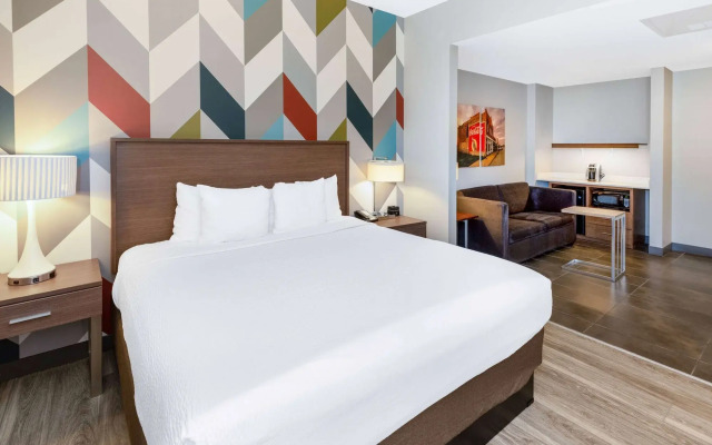 La Quinta Inn and Suites by Wyndham Tulsa Downtown - Route 66