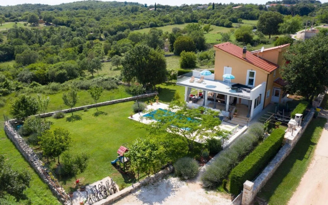 Villas in Kanfanar With 4 Bedrooms and 5 Bathrooms