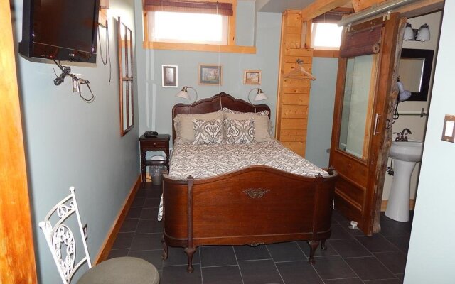 Blue Tin Roof Bed & Breakfast