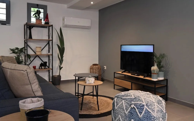 Gazi Metro APT Urban Balcony Oasis