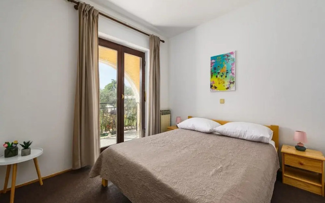 Spacious Apartment With Garden