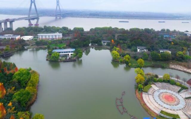 Zhenjiang Runyang Bridge Hotel