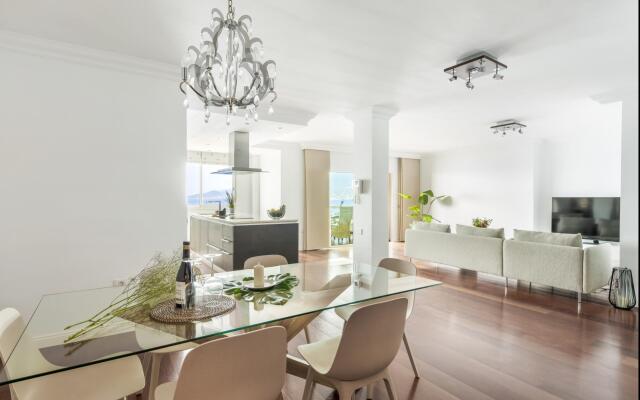Spacious beach apartment with private parking