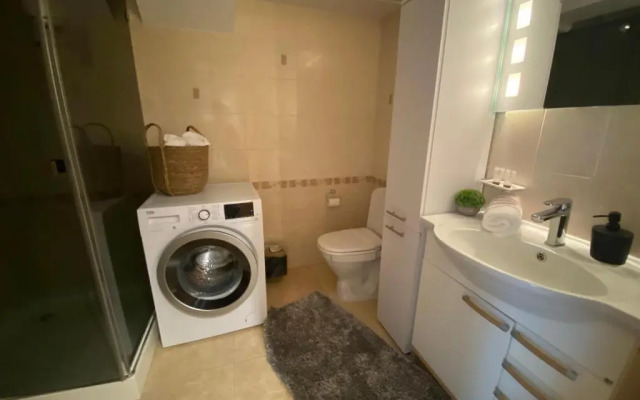 Sunny apartment, 5min to the sea. Parking. Self check in.