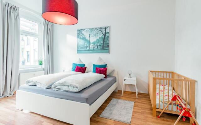 Helle Wohnung mit Balkon in grünen Innenhof - W-LAN, 4 Schlafplätze