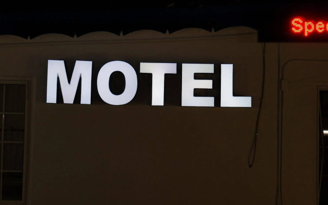 White Caps Motel