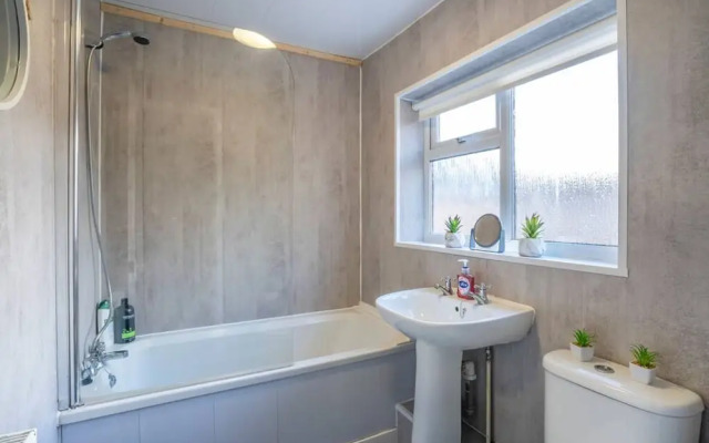 Spacious 3 Bed Flat-free Parking