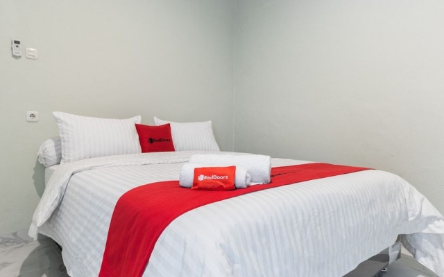 RedDoorz Plus near RS USU Medan 2 – Guest Rooms – Medan