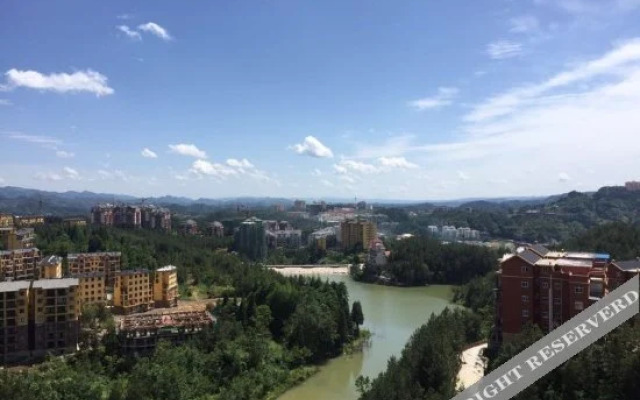 Yiqing Holiday Hotel