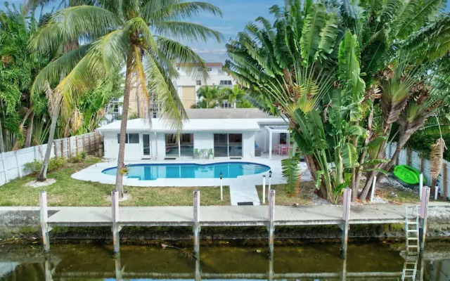 Poolside Paradise Dock & Pool!
