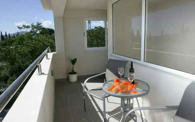 Okrug Gornji Luxurious Escape Villa With Pool