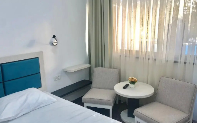 Hotel Holiday Blue