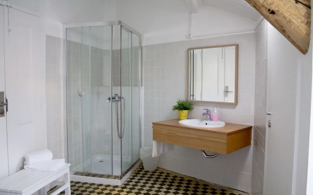 WW Hostel & Suites