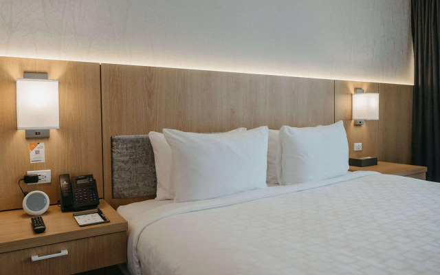 Clarion Lakeside Inn & Conference Centre