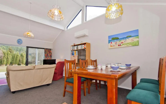 Sea Breeze - Whangamata Holiday Home