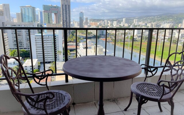 Charming Royal Garden Condo by RedAwning