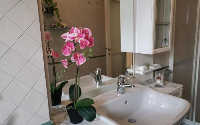 Bnbook - Sesto Calende Train Station