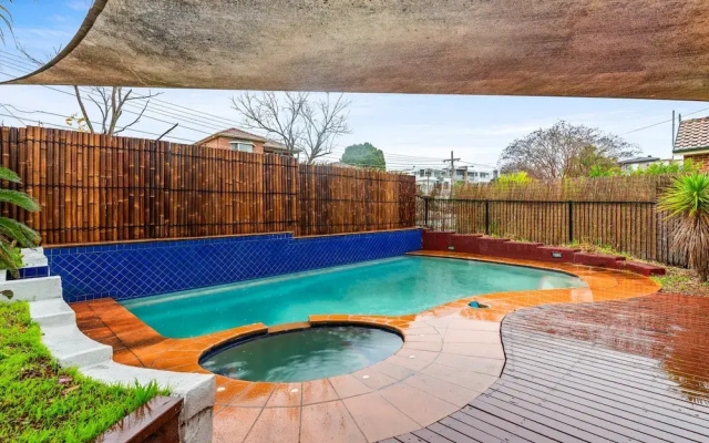 Modern 3-bed With Pool & Water Views by Beach