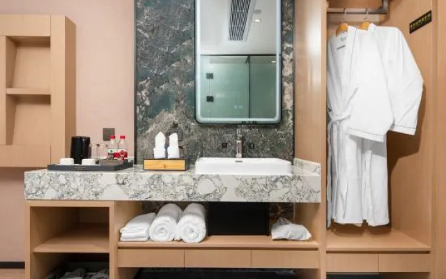 Dongguan Tangxia Baifeilin Hotel (South High-speed Railway Station)