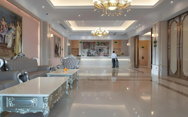 Vienna Classic Hotel (Zhangzhou Longchi Center)