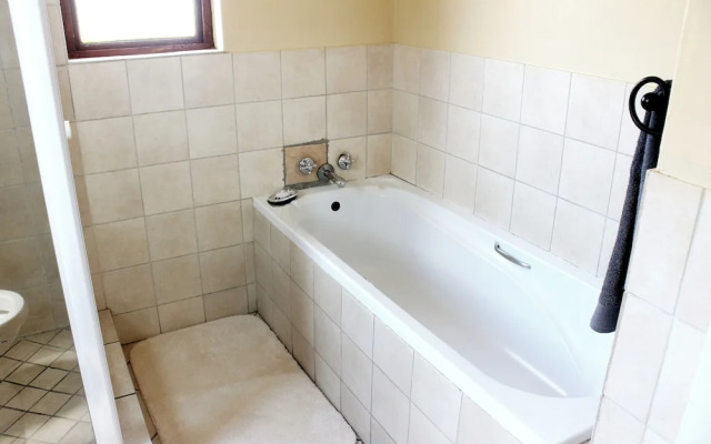 Cozy 3 Bed Duplex ,sleeps 6 With Double Bathroom