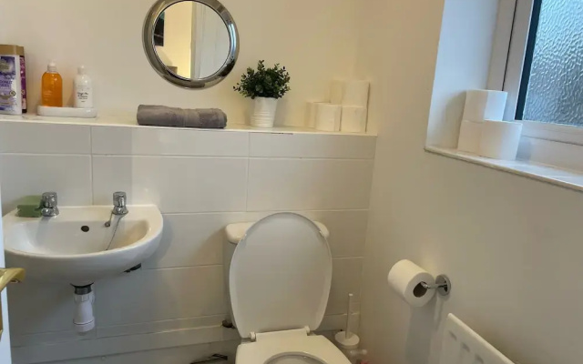 Beautiful 4 Bed Home With Free Parking