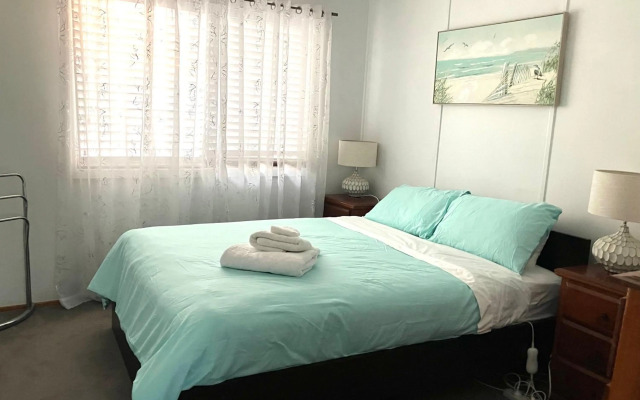 Shellharbour Beach Cottage - walk onto Patrolled beach with flags in summer