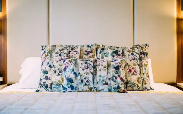 The Valley Hotel & Carriage Gardens