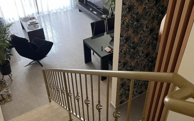 Townhouse With Pool 5 Minute Walk to Beach