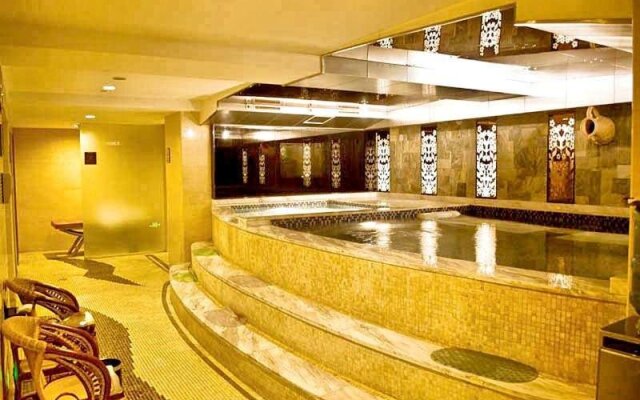 Aile Crown Holiday Hotel