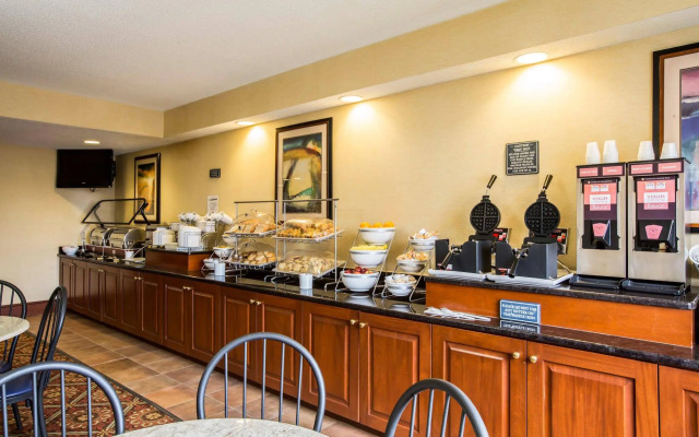 Comfort Suites Outlet Center